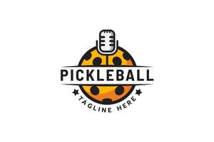 logo de podcast de pickleball avec une combinaison d'une balle et d'un microphone vecteur