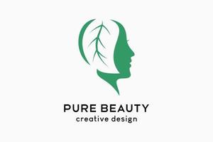 conception de logo de beauté pure, la silhouette du visage de la femme se mélange avec des feuilles dans un concept créatif vecteur