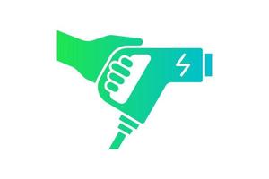 main tenant l'icône de dégradé vert du connecteur du chargeur électrique. symbole de prise de charge d'énergie de transport électrique. signe de charge de véhicule électrique écologique. logo de la station de transport ev alimenté par batterie vecteur