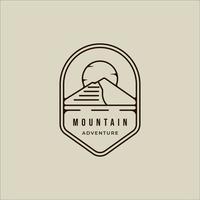 ligne de montagne art simple emblème logo illustration vectorielle modèle icône conception graphique. signe ou symbole d'aventure et de plein air pour les voyages d'affaires avec le concept de badge vecteur