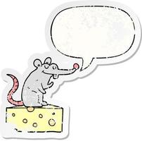 souris de dessin animé assise sur un autocollant en détresse de fromage et de bulle de dialogue vecteur