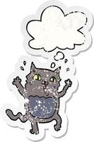 chat excité fou de dessin animé et bulle de pensée comme un autocollant usé en détresse vecteur