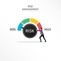 homme d'affaires gérer les risques, concept de risque le plus faible avec bouton de commutation pointant vers l'indicateur vert