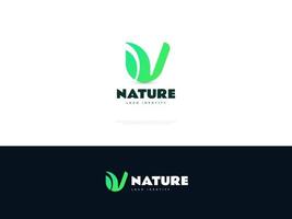 lettre u avec création de logo de feuille de nature. logo ou icône initial u avec concept nature en dégradé vert. illustration vectorielle vecteur