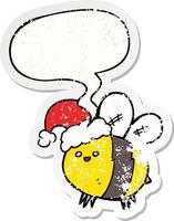 abeille de dessin animé mignon portant un chapeau de noël et un autocollant en détresse avec bulle de dialogue vecteur