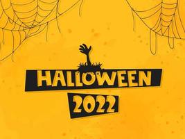halloween 2022 - 31 octobre. des bonbons ou un sort. style de doodle vectoriel dessiné à la main. lettrage avec une main de zombie sortant de la tombe, avec des toiles d'araignées sur fond orange avec des éclaboussures d'aquarelle.