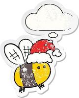 mignon dessin animé abeille portant un chapeau de noël et une bulle de pensée comme un autocollant usé en détresse vecteur