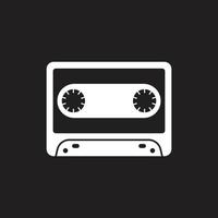 eps10 icône solide de cassette vectorielle blanche isolée sur fond noir. symbole de cassette audio dans un style moderne et plat simple pour la conception, le logo, le pictogramme et l'application mobile de votre site Web vecteur
