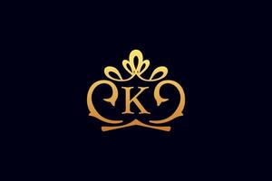 logo de luxe lettres k or avec logotype couronne vecteur