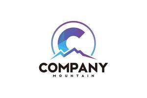 logo c, inspiration de conception initiale avec logo de montagne vecteur