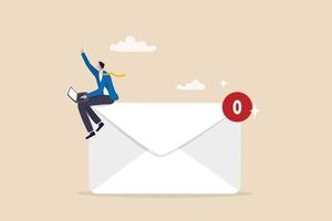 gestion des e-mails, gérer de nombreux e-mails ou réussir à répondre à tous les e-mails, de manière efficace ou productive, hiérarchiser ou catégoriser le concept d'information, homme d'affaires travaille avec un ordinateur portable sur une enveloppe d'e-mail. vecteur