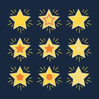 pack d'étoiles brillantes avec des motifs géométriques sur les couleurs jaune et orange. définir l'icône d'étoiles de décoration plate isolée. illustration vectorielle de lumière d'élément de collection de signe d'étincelle brillante