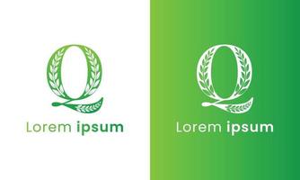 logo de la lettre q avec un concept de feuille de monogramme créatif pour la société écologique verte vecteur