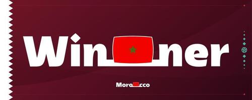 drapeau maroc avec slogan gagnant sur fond de football. illustration vectorielle du tournoi mondial de football 2022 vecteur