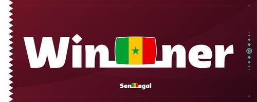 drapeau sénégal avec slogan gagnant sur fond de football. illustration vectorielle du tournoi mondial de football 2022 vecteur