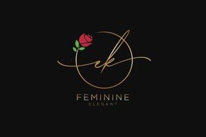 monogramme de beauté du logo féminin ek initial et création de logo élégante, logo manuscrit de la signature initiale, mariage, mode, floral et botanique avec modèle créatif. vecteur