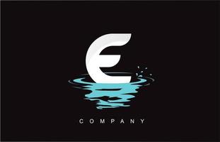 création de logo de lettre e avec des ondulations d'éclaboussures d'eau gouttes de réflexion vecteur