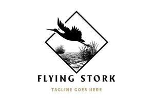 carré volant cigogne héron silhouette oiseau avec herbe rivière ruisseau lac marécage logo design vecteur