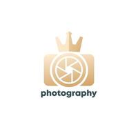 création de logo de photographie avec appareil photo et couronne vecteur