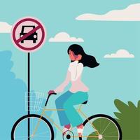 femme en vélo, panneau de signalisation sans voiture