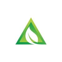 création de logo feuille triangle vert vecteur