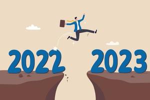 bonne année 2023 espoir de réussite commerciale, résolution ou opportunité du nouvel an, concept de motivation et de plaisir au travail, homme d'affaires heureux saute le fossé de l'année 2022 à 2023. vecteur