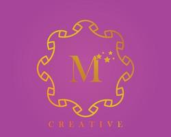 logo de conception créative, alphabet m, lettre 5 étoiles, étiquette, icône, pour l'emballage, la conception de produits de luxe. fait avec de l'or sur un fond texturé violet clair. vecteur