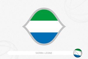 drapeau de la sierra leone pour la compétition de basket-ball sur fond gris de basket-ball. vecteur