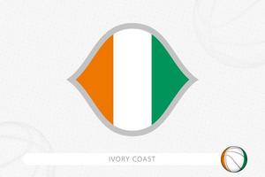 drapeau de la côte d'ivoire pour la compétition de basket-ball sur fond gris de basket-ball. vecteur