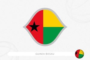 drapeau de la guinée-bissau pour la compétition de basket-ball sur fond gris de basket-ball. vecteur