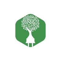 concept de logo d'électricité d'énergie verte. icône de prise électrique avec arbre. vecteur