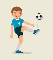 mignon petit garçon jouant au football s'entraînant à frapper le football vecteur