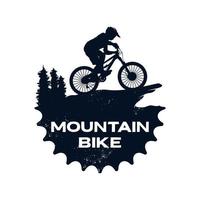 cycliste et équipement de modèle de logo de vélo de montagne vecteur