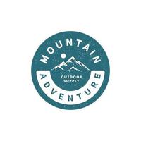 Aventure en montagne badge vintage rustique design vectoriel .logo d'aventure Wanderlust. montagne avec soleil extérieur marque design icône logo illustration en cercle badge