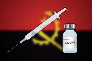 seringue et flacon de vaccin sur fond flou avec drapeau angola, vecteur