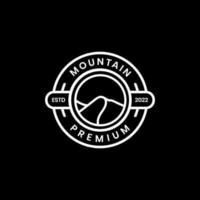 badge moderne avec logo minimal de montagne vecteur