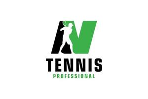 lettre n avec création de logo de silhouette de joueur de tennis. éléments de modèle de conception de vecteur pour l'équipe sportive ou l'identité d'entreprise.
