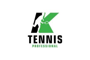 lettre k avec création de logo de silhouette de joueur de tennis. éléments de modèle de conception de vecteur pour l'équipe sportive ou l'identité d'entreprise.