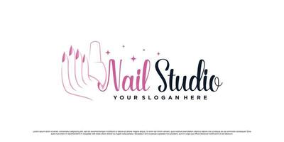 création de logo de studio de vernis à ongles pour salon de beauté avec main de femme et icône de bouteille vecteur premium