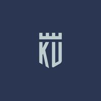 monogramme du logo ku avec un château de forteresse et un design de style bouclier vecteur