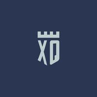 monogramme du logo xq avec un château de forteresse et un design de style bouclier vecteur