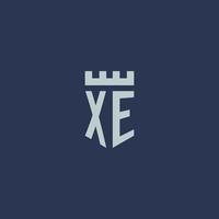 monogramme du logo xe avec un château de forteresse et un design de style bouclier vecteur