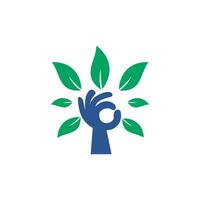 création de logo d'arbre à main verte créative. logo de produits naturels. icône de cosmétiques. logo du spa. salon de beauté ou logo de yoga. vecteur