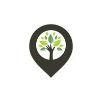 création de logo d'arbre et d'ampoule à main verte créative. logo de produits naturels. icône de cosmétiques. logo du spa. salon de beauté ou logo de yoga. vecteur
