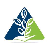 création de logo vectoriel plante dans la main. logo de produits naturels. icône de cosmétiques. logo du spa.