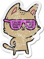 autocollant en détresse d'un chat de dessin animé portant des lunettes cool vecteur