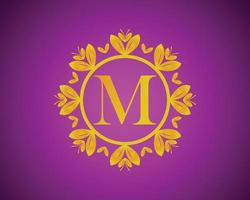 création de logo de luxe alphabet m avec dégradé de couleur or et cercle de feuilles d'or adapté au bain, à l'hôtel, à la beauté et au toilettage. sur un fond de velours violet. vecteur