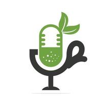icône du logo podcast avec une tasse de vert. conception de modèle de vecteur de podcast de thé vert sain.