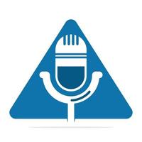 création de logo de podcast. microphone de table de studio avec design d'icône de diffusion. vecteur