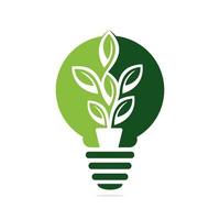 plante dans la conception de modèle de vecteur de lampe à ampoule. la plante pousse dans la conception du logo de l'ampoule.